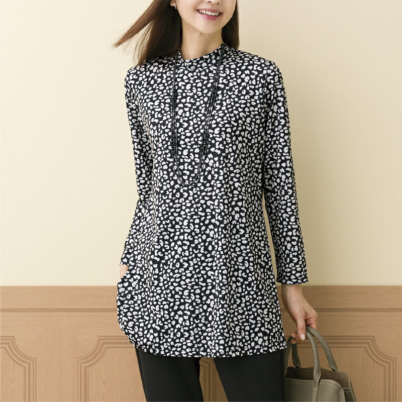 ドット柄プリントハイネックチュニック