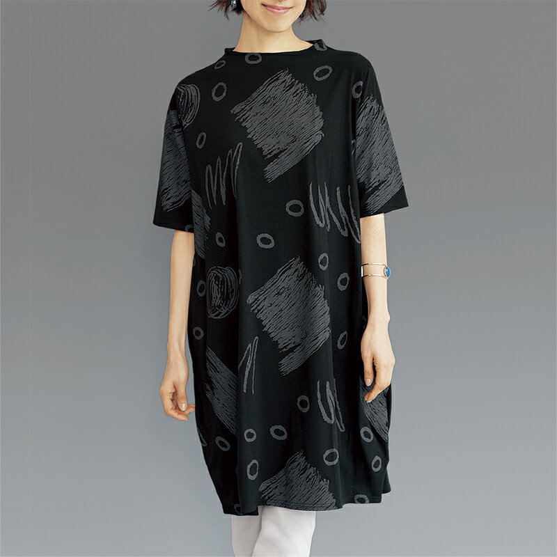 やわらかくて伸縮性に優れたカットソーチュニック。アートな幾何学柄をゆったりコクーンシルエットに！リラックスできる着心地で、気になるお腹やお尻まわりをゆったりカバーしてくれますよ♪◆素材ポリエステル95％、ポリウレタン5％◆サイズ（約・単位c...