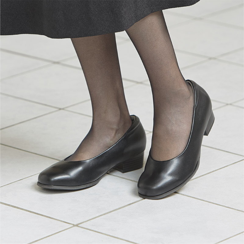 ゆったり履けるフォーマルパンプス。幅広5Eワイズと低めのヒールで安定感のあるはき心地。パンプスが苦手な方にもおすすめですよ♪・外反母趾・甲高・幅広で困っている。・窮屈感があってレザーパンプスを履くのが苦手。こんなお悩みの方に、とっても優しい設計になっています。柔らか＆幅広でいたくなりにくいのが嬉しいですね♪◆素材アッパー本体：合成皮革裏地：合成繊維中敷き：合成繊維、合成皮革ソール：合成底◆サイズ（約：単位cm）対応サイズ：22.5〜25.0◆重さ（片足）：約220g（23.0cm）◆その他ワイズ：5Eヒール高さ：約3.5cm中敷：抗菌防臭靴裏：凹凸のあるゴム素材のソールで滑りにくい。室内にて一度試し履きをお願いします。室外で履かれた商品は、交換・返品の対象外になります。予めご了承ください。356240/356241/356242/356243/356244/356245