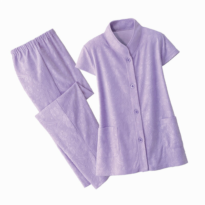 型押しの花柄がおしゃれな上品ホームウエア暖かくゆったりしたデザインで、リラックスタイムもちょっとおしゃれに♪軽くて暖かいフリース素材。上着は家事のしやすいベストタイプに。◆素材ポリエステル◆サイズ（約：単位cm）：M〜L/LL〜3Lバスト：100/110着丈：66/67.5肩幅：41/44袖丈：8/10対応ウエスト：64〜77/77〜93ヒップ：105/115股下：62/62総丈：91.5/93.5◆洗濯洗濯機◆その他ベスト：両側ポケットパンツ：ウエスト総ゴム（ゴム替え口あり）杢グレー、杢ラベンダーのセット551960/551961