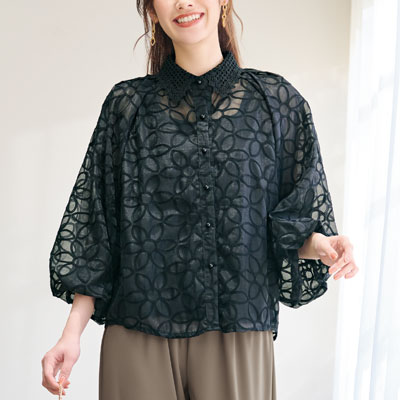 大きな花を咲かせた総刺しゅうのシアーブラウスバルーン袖が印象的でレース襟や艶めくボタンも贅沢感のある1枚◆素材ポリエステル100％刺しゅう糸：レーヨン100％襟部分：ポリエステル100％◆サイズ（約）ML/LL対応バスト：79〜94/93〜101バスト：102/110着丈：59/59裄丈：64/66◆洗濯手洗い◆その他前ボタン全開（6個）、袖口ゴム仕様カラー：ブラック商品により多少柄の出方が異なります透け感のある素材を使用しているためインナーの着用をおすすめします367870/367871