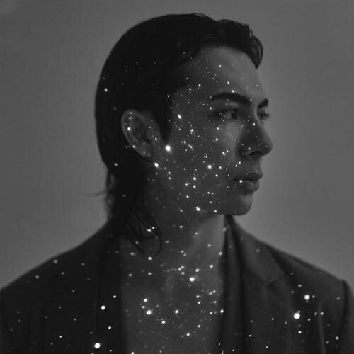 microcosm (UHQCD)LEOレオ れお　発売日 : 2025年7月16日　種別 : CD　JAN : 4549767344621　商品番号 : COCB-54380【商品紹介】和楽器界の新鋭として頭角を現し、数々のコンクールでの優勝や音楽賞を受賞、国内外のオーケストラとの共演やブルーノート東京、サマソニなどのステージにも箏奏者として異例の出演を果たしている箏奏者LEO。2023年にリリースしたアルバム『GRID//OFF』ではジャズからエレクトロまで、あらゆる固定概念や枠を超えて挑戦した音楽が話題を呼んだ。今回の最新アルバムでは、さらにオリジナルの世界観を追求し、国・ジャンルを超えて多彩な音楽家/アーティストとの実験的なコラボを展開。コラボアーティストは、坂東祐大、網守将平、大井一彌ら鬼才音楽家、 エレクトロニック・デュオLAUSBUB、ジャズピアニスト林正樹など多岐に渡り、コンポーザーピアニスト梅井美咲との共演曲では君島大空がミックスを担当。また、世界的に活躍するピアニストのフランチェスコ・トリスターノとも共作・共演が実現。【収録内容】CD:11.Cotton Candy2.Vanishing Metro3.ぽたぽた4.moments within5.Night Scape6.Microcosm Session7.GRID // ON8.moments between9.音の頃 w/ LAUSBUB10.Rays of Light11.落葉