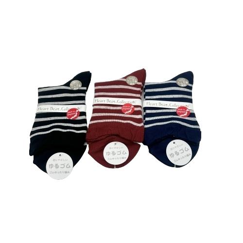 カジュアルボーダーソックスですJANコード : 4979073106529商品番号 : BB4312B【生産国】日本製【素材】レーヨン、ポリエステル、シルク、ポリウレタン【商品サイズ】22cm-25cm?しっとりなめらかレーヨンシルク混素材...