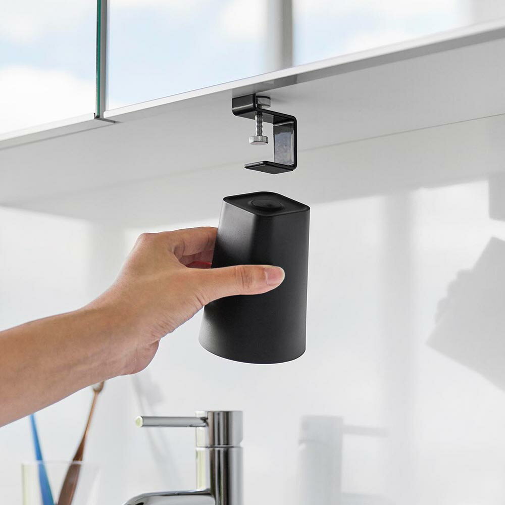APUショップの[ 洗面戸棚下マグネットタンブラー タワー ] 山崎実業 タワーシリーズ tower 洗面所 収納 コップ 歯磨き 浮かせ収納 引っ掛け収納 ホワイト 1737 ブラック 1738｜アングル2