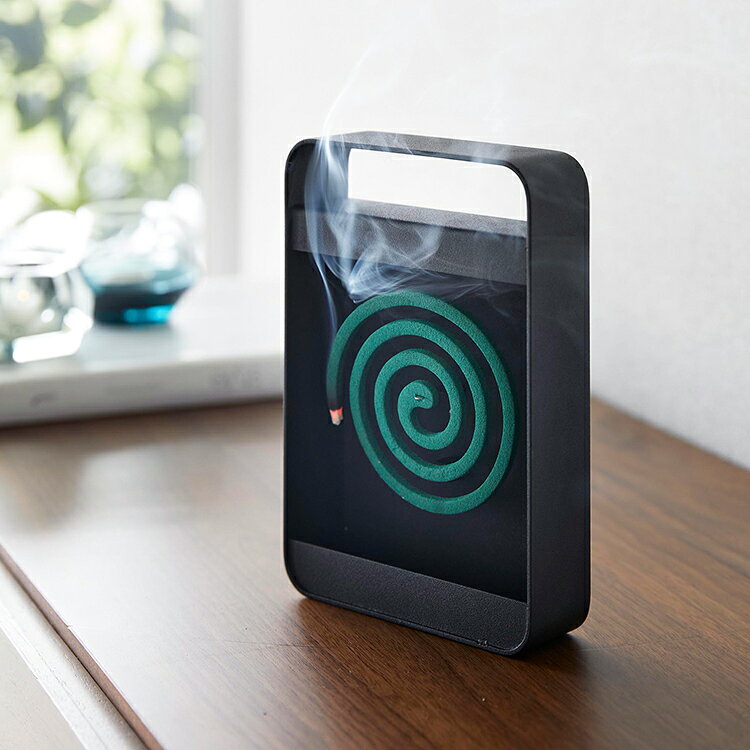 APUショップの[ ハンドル付き蚊取り線香スタンド タワー ] 山崎実業 タワーシリーズ tower キャンプ 安全 蚊取り線香ホルダー 収納 見せる収納 シンプル インテリア ブラック 5849｜アングル2