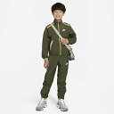 送料無料 ナイキ キッズ ウィンドブレーカー 上下 NIKE ジュニア スウッシィ トラックスーツ 裏メッシュ 子供服 130-160cm 子ども ジャケット パンツ 上下組 セットアップ 防風 グリーン系 オリーブ 緑 子ども こども スポーツウェア ウインドブレーカー アパレル/FD9267-325