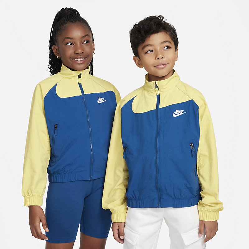 送料無料 ナイキ キッズ ウィンドブレーカー NIKE ジュニア ウーブン フルジップ ジャケット 130-160cm 子供服 nike アウター キッズウェア 子ども スポーツウェア ウェア ウインドブレーカー 青 ブルー ジャンバー カジュアル こども ブランド アパレル/FN9134-476のサムネイル