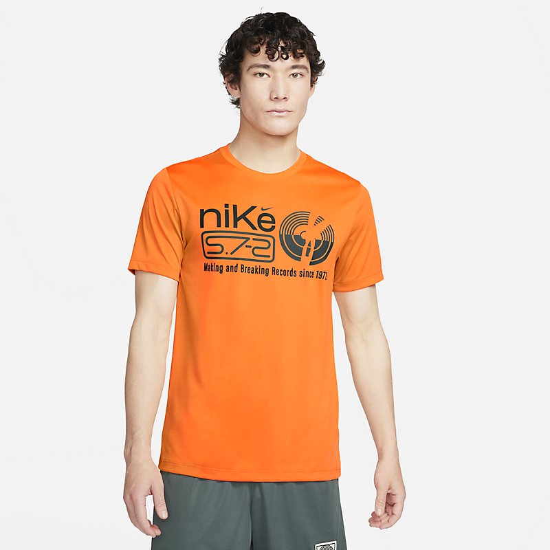 楽天APWORLDナイキ 半袖 Tシャツ メンズ NIKE Dri-FIT Studio 72 トレーニング フィットネス 速乾 スポーツウェア クルーネック巣 プリントT 男性用 nike 服 橙色 オレンジ メンズウェア ウエア ブランド アパレル/FQ3877-885