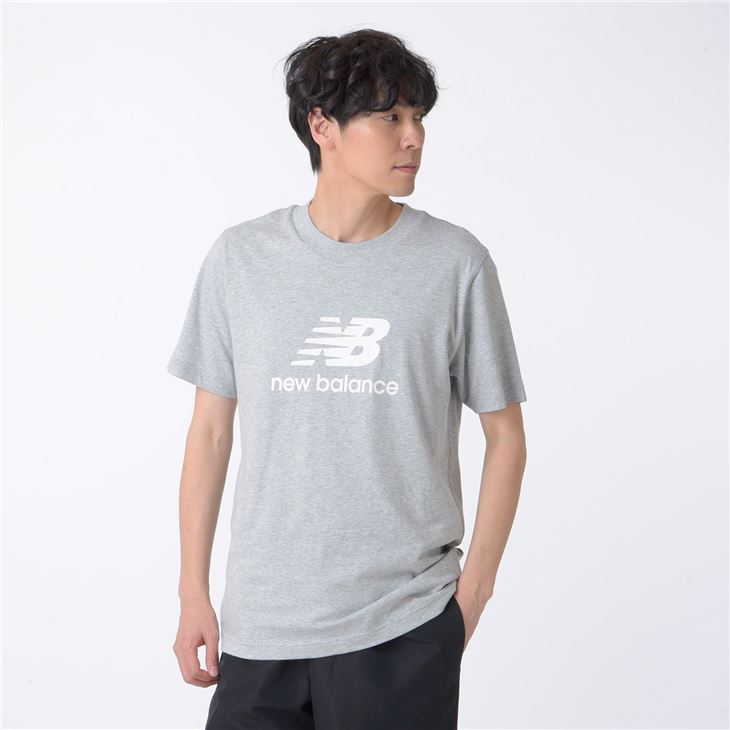 ニューバランス Tシャツ 半袖 メンズ NewBalance スタックドロゴ プリントT クルーネック スポーツウェア コットンTシャツ 綿 スポーティ カジュアル メンズウエア トップス 半袖シャツ 男性 ブランド 服 グレー 灰色 アパレル/MT41502-AG