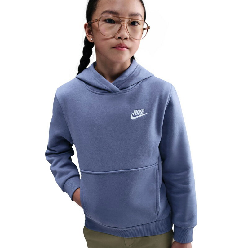 ◆ 商品詳細情報 ◆ ブランド ナイキ NIKE 商品番号 FD3000-499 カラー (499)ワールドインディゴ/ホワイト サイズ 140cm 150cm 160cm 素材 本体：コットン80％、ポリエステル20％ リブ部分：コットン97％、スパンデックス3％ 原産国 カンボジア、マレーシア製 ※ご購入の際に特定の原産国をご指定いただくことはできません。予めご了承ください。 ◆画像のカラーについて◆ 商品画像のカラーにつきましては、PC、モバイルなど閲覧環境等により実物のカラーと多少異なることもございます。 予めご理解のうえご注文を賜りますようお願いいたします。 ギフト対応 ※メーカー希望小売価格はメーカーサイトに基づいて掲載しています (記載価格が税抜き価格になっている場合もございます)【ナイキ NIKE / キッズ / パーカー】 [セットが組める同色パンツはこちら!] ◆　商　品　説　明 ◆ □□□当店で販売しております商品はすべて【正規取扱品】です□□□ ナイキ(NIKE)から、キッズの［クラブ フリース プルオーバー パーカー］です。 クラブ フリースの好きなところは？ 外側は滑らかで、内側は柔らかい起毛加工。 少しだけ暖かさをプラスしたい時に重ね着しやすい軽量フリース。 寒い休み時間を暖かく過ごしたり、冬のサッカーの試合で寒さをしのいだり。 着る人を笑顔にしてくれる、魔法のようなパーカーです。 ■特長 ・すべてのキッズが自分らしく遊べるように、性別ではなくフィット感に着目してサイズを展開。 ・大きなフロントポケットにスナックや小物をすべて収納可能。 ・フード前面の開口部に適度なゆとりがあり、パーカーを簡単に着脱可能。 ■商品の詳細 ・リブ仕様の袖口と裾 ・Futuraの刺繍ロゴ ・洗濯機洗い可能 ■サイズ・フィット感 ・スタンダードフィット：定番の快適な着用感 ・小さめのサイズ感で作られているため、通常よりワンサイズ上がおすすめです。