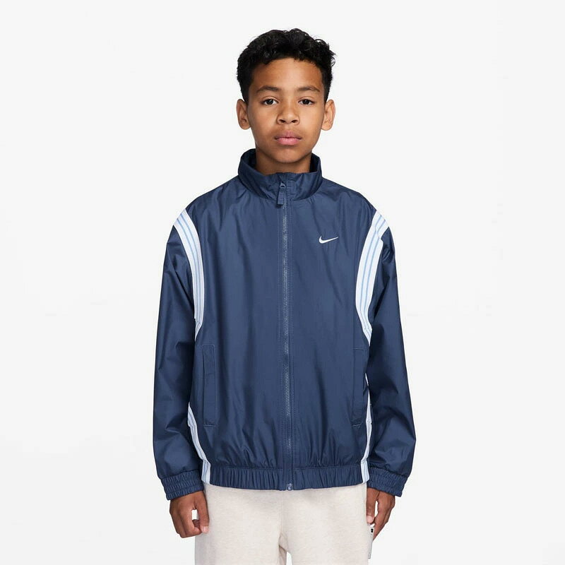 ◆ 商品詳細情報 ◆ ブランド ナイキ NIKE 商品番号 FZ5233-462 カラー (462)ミスティックネイビー/ユニバーシティブルー/(ホワイト) サイズ 130cm 140cm 150cm 160cm 素材 ポリエステル100％ 原産国 ベトナム製 ◆画像のカラーについて◆ 商品画像のカラーにつきましては、PC、モバイルなど閲覧環境等により実物のカラーと多少異なることもございます。 予めご理解のうえご注文を賜りますようお願いいたします。 ギフト対応 ※メーカー希望小売価格はメーカーサイトに基づいて掲載しています (記載価格が税抜き価格になっている場合もございます)【ナイキ NIKE / キッズ / ジャケット】 ◆　商　品　説　明 ◆ □□□当店で販売しております商品はすべて【正規取扱品】です□□□ ナイキ(NIKE)から、子ども用ウィンドブレーカージャケット [YTH RPL クロスオーバー ジャケット ]です。 撥水仕上げの軽量素材を使用した、ゆとりのあるデザイン。 このジャケットが、試合続行の決め手になるかもしれません。 柔らかいニットの裏地が快適な状態をキープ。 ゆったりとしたフィット感で重ね着も簡単です。 雨で外出をためらうときも、ジッパーを閉めれば雨をブロックできます。 ■特長 ・撥水素材が、悪天候でもさらりとした状態をキープ。 ・重ね着しやすい柔らかいニット素材の裏地を使用。 ・ややドロップショルダーのルーズフィットで、安心感のある快適な着心地を実現。 ■商品詳細 ・ サイドポケット ・ 伸縮性に優れた袖口と裾 ・ 洗濯機洗い可能