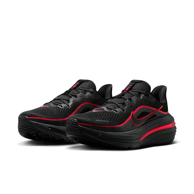 ◆ 商品詳細情報 ◆ ブランド ナイキ NIKE 商品番号 HV9272-005 カラー (005)ブラック/ブラック/レッドオービット/ダークスモークグレー/ユニバーシティレット サイズ 25.5cm 26.0cm 26.5cm 27.0cm 27.5cm 28.0cm 28.5cm 29.0cm 素材 【アッパー】合成繊維+合成樹脂 【アウトソール】合成底 原産国 インドネシア製 ◆画像のカラーについて◆ 商品画像のカラーにつきましては、PC、モバイルなど閲覧環境等により実物のカラーと多少異なることもございます。 予めご理解のうえご注文を賜りますようお願いいたします。 ギフト対応 ※メーカー希望小売価格はメーカーサイトに基づいて掲載しています (記載価格が税抜き価格になっている場合もございます)【ナイキ NIKE / メンズ / ランニングシューズ】 ◆　商　品　説　明 ◆ □□□当店で販売しております商品はすべて【正規取扱品】です□□□ ナイキ(NIKE)から、メンズのランニングシューズ［ウィンフロー 12］ です。 ウィンフロー12でパワフルな走りへ。 弾力性のあるフォームが、高反発のクッショニングでバランスの良い走りを実現します。 Nike Airユニットと厚みのあるCushlon 3.0フォームを組み合わせたウィンフロー 12。 強化された反発力と一貫したクッショニングの完璧な組み合わせを追求しました。 上部には通気性に優れたメッシュを採用。快適なフィット感で足をしっかり固定し、 長距離のランでも快適な走りをアシストします。 ●通気性に優れたアッパー エンジニアードメッシュのアッパーで通気性を確保。 ●高反発なクッショニング 従来モデルよりも厚みのあるCushlon 3.0フォームを採用し、足元の快適性と弾力性を向上させました。 かかと部分のNike Airユニットと一体となり、衝撃を吸収して一歩一歩をクッショニングで支えます。 ●柔軟なフィット感とアウトソール トゥボックスを広げ、前足部に少し余裕を持たせました。 アウトソールのフレックスグルーブ（ソールにある溝）が柔軟性を発揮し、スムーズなストライドを実現。 ●新機能 ・ウィンフロー 11よりも厚みのあるCushlon 3.0フォームを採用 ・しっかりとしたフィット感 ・オープンホールメッシュのアッパー ●商品の詳細 重量：約322g（メンズサイズ28cm） オフセット：10mm ■若干の箱潰れや箱破れ、汚れがある場合がございます。予めご了承くださいませ。