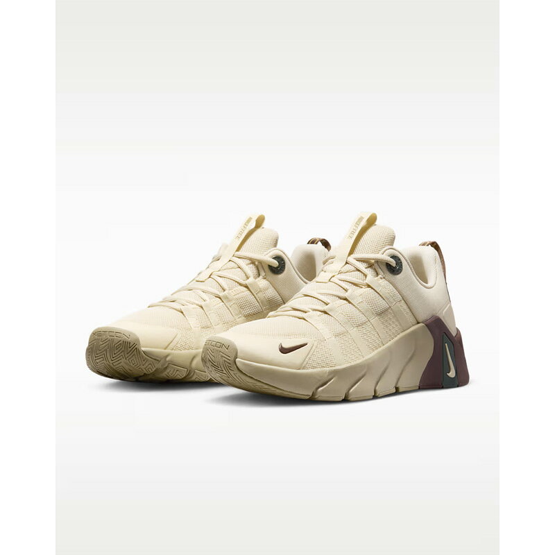 ◆ 商品詳細情報 ◆ ブランド ナイキ NIKE 商品番号 II7405-200 カラー (200)ライトカーキ/ライトカーキ/ライトチョコレート/ニュートラルオリーブ/カモグリーン サイズ 25.5cm 26.0cm 26.5cm 27.0cm 27.5cm 28.0cm 28.5cm 29.0cm 素材 【アッパー】合成繊維+合成樹脂 【アウトソール】ゴム底 原産国 ベトナム製 ◆画像のカラーについて◆ 商品画像のカラーにつきましては、PC、モバイルなど閲覧環境等により実物のカラーと多少異なることもございます。 予めご理解のうえご注文を賜りますようお願いいたします。 ギフト対応 ※メーカー希望小売価格はメーカーサイトに基づいて掲載しています (記載価格が税抜き価格になっている場合もございます)【ナイキ NIKE / メンズ / トレーニングシューズ】 ◆　商　品　説　明 ◆ □□□当店で販売しております商品はすべて【正規取扱品】です□□□ ナイキ(NIKE)から、 メンズ トレーニングシューズ「フリー メトコン 7」です。 Nikeで最も汎用性の高いトレーニングシューズは、あなたの動きに合わせて柔軟に対応します。 フリー メトコン 7でパフォーマンスを伸ばそう。 Nikeで最も汎用性の高いトレーニングシューズが、定評のあるNike Freeテクノロジーを継承しながら、 中足部のホールド性を強化してアップデート。柔軟な前足部と安定したかかとにより、 ダイナミックな動きから力強い動きへと簡単に切り替えられます。 ●柔軟なアウトソール かかと部分の安定したフォームと、前足部のより柔らかく 柔軟性の高いフォームを組み合わせたNike Freeテクノロジーを採用。 アウトソールのフレックスグルーブ（ソールにある溝）と共に相乗効果を発揮し、 ダイナミックな動きが求められるワークアウトに最適な柔軟性を提供します。 ●足中央部の安定感 網目状のシューレース構造とインナースリーブを組み合わせることで、運動中の足のずれを防止。 ホールド感を高め、安定感抜群のぴったりとしたフィット感を実現します。 ●通気性に優れたアッパー 軽量のメッシュ素材を甲部分に使用することで、 ワークアウトがヒートアップしても通気性と快適さをキープします。 ●新機能 ・網目状のシューレースと中足部の固定システムが、Flywireケーブルに代わってサポート ・つま先とシューズ側面の耐久性を高め、サポート力を強化 ●サイズ・フィット感 重量：約334g(27cm片方) ※お届けする商品の値と差異がある場合があります。重量はサイズにより異なります。 ■若干の箱潰れや箱破れ、汚れがある場合がございます。予めご了承くださいませ。