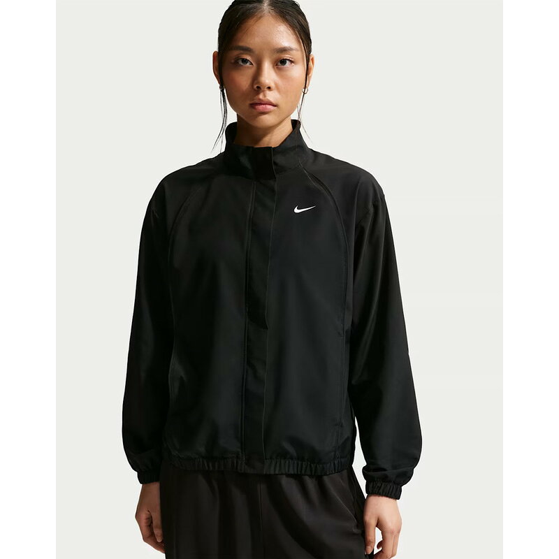 ◆ 商品詳細情報 ◆ ブランド ナイキ NIKE 商品番号 IB8984-010 カラー (010)ブラック/ホワイト サイズ Mサイズ Lサイズ XLサイズ ●商品の仕上がり寸法 (単位:cm)● ・M：着丈59/胸囲108/裾幅51/肩幅49/袖丈58 ・L：着丈59/胸囲112/裾幅53/肩幅50/袖丈58 ・XL：着丈59/胸囲118/裾幅55/肩幅52/袖丈58 ※実際の商品寸法と若干の差異が生じる場合があります。あらかじめご了承ください。 素材 ポリエステル100％ 原産国 ベトナム製 ◆画像のカラーについて◆ 商品画像のカラーにつきましては、PC、モバイルなど閲覧環境等により実物のカラーと多少異なることもございます。 予めご理解のうえご注文を賜りますようお願いいたします。 ギフト対応 ※メーカー希望小売価格はメーカーサイトに基づいて掲載しています (記載価格が税抜き価格になっている場合もございます)【ナイキ NIKE / レディース / ジャケット】 ◆　商　品　説　明 ◆ □□□当店で販売しております商品はすべて【正規取扱品】です□□□ ナイキ(NIKE)から、レディースの［Dri-FIT ウーブン ジャケット］です。 あらゆるアクティビティに最適なナイキ ワン。 軽量で通気性に優れたゆったりとしたジャケットは、 隠しスナップボタンと背面のメッシュアンダーレイで、 どんなアクティビティでも快適に過ごせます。 ■特長 ・Nike Dri-FITテクノロジーが、肌から汗を逃がしてすばやく蒸発させ、さらりと快適な状態をキープ。 ・ゆったりとした着心地で重ね着しやすいルーズフィットデザイン。 ・背面のメッシュアンダーレイで、汗をかきやすい部分の通気性を強化。 ■商品の詳細 ・前面の隠しスナップボタン ・サイドポケット ・フルジップデザイン ・洗濯機洗い可能 ■サイズ・フィット感 ・モデルの身長170cm、Sサイズ着用 ・ルーズフィット：ゆったりとリラックスした着心地 ●商品の仕上がり寸法 (単位:cm)● ・M：着丈59/胸囲108/裾幅51/肩幅49/袖丈58 ・L：着丈59/胸囲112/裾幅53/肩幅50/袖丈58 ・XL：着丈59/胸囲118/裾幅55/肩幅52/袖丈58 ※実際の商品寸法と若干の差異が生じる場合があります。あらかじめご了承ください。