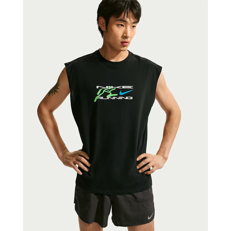 ◆ 商品詳細情報 ◆ ブランド ナイキ NIKE 商品番号 IM5316-010 カラー (010)BLACK サイズ Sサイズ Mサイズ Lサイズ XLサイズ ●商品の仕上がり寸法 (単位:cm)● S：着丈69/胸囲104/裾幅53 M：着丈69/胸囲108/裾幅55 L：着丈69/胸囲116/裾幅59 XL：着丈70/胸囲120/裾幅61 ※実際の商品寸法と若干の差異が生じる場合があります。予めご了承ください 素材 コットン57％、ポリエステル43％ 原産国 中国製 ◆画像のカラーについて◆ 商品画像のカラーにつきましては、PC、モバイルなど閲覧環境等により実物のカラーと多少異なることもございます。 予めご理解のうえご注文を賜りますようお願いいたします。 ギフト対応 ※メーカー希望小売価格はメーカーサイトに基づいて掲載しています (記載価格が税抜き価格になっている場合もございます)【ナイキ NIKE / メンズ / ランニングシャツ】 ◆　商　品　説　明 ◆ □□□当店で販売しております商品はすべて【正規取扱品】です□□□ ★メール便1点までOK★ ナイキ(NIKE)から、メンズの [Dri-FIT スリーブレス ランニング Tシャツ]です。 柔らかいコットンブレンド素材のTシャツ。 速乾テクノロジーとルーズフィットが特徴で、ゆったりとした着心地ながら、いつでも外出できます。 ◯特長 Nike Dri-FITテクノロジーが、肌から汗を逃がしてすばやく蒸発させ、さらりと快適な状態をキープ。 軽量で柔らかなコットンブレンド素材。 ◯商品の詳細 洗濯機洗い可能 ◯サイズ・フィット感 ・モデルの身長186cm、Lサイズ着用 ・ルーズフィット：ゆったりとリラックスした着心地 ●商品の仕上がり寸法 (単位:cm)● S：着丈69/胸囲104/裾幅53 M：着丈69/胸囲108/裾幅55 L：着丈69/胸囲116/裾幅59 XL：着丈70/胸囲120/裾幅61 ※実際の商品寸法と若干の差異が生じる場合があります。予めご了承ください