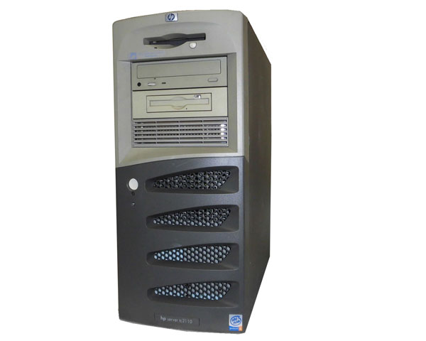 商品名 HP Server tc2110 (P5530A) CPU Pentium4 - 2.0GHz メモリー 512MB FDドライブ あり(未検品の為、動作保障外となります) HDD なし (マウンター付属なし) 光学ドライブ CD-ROM 電源ユニット 搭載数1/最大1 動作について 動作確認済みです。OSは付属しておりませんので、お好みのOSを別途御用意下さい。 外観について 筐体に擦り傷、汚れがあります※側面に傷あり 付属品 電源コードのみ※上記以外の付属品は一切ありません 納期について 通常ご注文頂いてから、3営業日以内の発送となります。※即日発送が可能な場合もありますので、お急ぎの場合は、別途ご相談下さい。 送料区分 ゆうぱっく　160サイズ 保証期間 商品到着日から3ヶ月間となります中古サーバー専門店のアクアライトでは、HP Server tc2110 (P5530A) Pentium4 - 2.0GHz 512MB HDDなし 他、中古サーバー・保守用パーツを各種販売しております。お探しの仕様・モデル番号などございましたらお気軽にお問い合わせください。