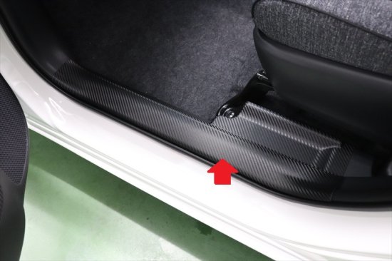 シエンタ10系　フロントステップパネル傷防止シート