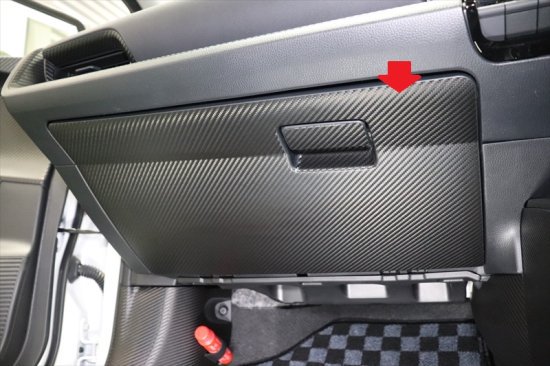 ■グローブBOXシート　プリウス61PHEV　カット済みシート　2点セット ■グローブBOX部分に貼り込みするシート2点セットです。パネル等を取り外しせずに貼り込み可能です。写真では他シートも貼り込みしています。 ■適合：プリウス61PHEV　グレードZ　型式MXWH61　2023年6月登録車以外は未確認 ■シートカラーはブラックカーボンシート、グロスブラックカーボンシート、ピアノブラックシート、レッドシート、ブルーシートの5種類からお選びください。 ■シートの粘着はブラックカーボンシートが一番強いので密着が悪いパネル等はブラックカーボンシートがおすすめです。 ■必ずパネル等が写真と同じ形状か確認してご購入ください。 ■ご注文後のカットになり、カット後は変更、キャンセルが出来ませんのでご注意ください。 ■受注製作のため、発送までにお時間をいただきますがご了承ください。納期については配送予定欄、納期情報にてご案内しておりますのでご確認ください。 ■グロスブラックカーボンシートは発送までに3週間程度お時間をいただきます。 ■グロスブラックカーボンシートは料金が追加になります。 ■グロスブラックカーボンシートは9,400円（税別）がプラスになります。その料金はご購入手続き時の自動計算には反映されません。ご注文後、当店にて金額修正を行い、正しいご請求金額をお知らせ致します。