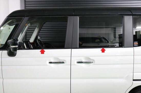 ■スペーシアカスタムMK54S専用　モールシート　左右4点セット ■モール下側部分へ貼り込みするシート左右4点セットです。パネル等を取り外しせずに貼り込み可能です。写真はグロスブラックカーボンシートを貼り込みしています。 ■令和5年12月登録車　グレード：HYBRID XS TURBO（全方位モニター付きメモリーナビゲーション・スズキコネクト対応通信機装着車）CVT フルタイム4WDで適合確認をしています。 ■貼り込みしやすいように車種別カット済みにて販売しています。 ■シートカラーはブラックカーボンシート、グロスブラックカーボンシート、グロスレッドカーボンシート、グロスブルーカーボンシート、ピアノブラックシートの5種類からお選びください。 ■シートの粘着はブラックカーボンシートが一番強いので密着が悪いパネル等はブラックカーボンシートがおすすめです。 ■必ず写真と同じパネルが付いているか確認してご購入ください。 ■ご注文後のカットになり、カット後は変更、キャンセルが出来ませんのでご注意ください。 ■受注製作のため、発送までにお時間をいただきますがご了承ください。納期については配送予定欄、納期情報にてご案内しておりますのでご確認ください。 ■グロスブラックカーボンシート、グロスレッドカーボンシート、グロスブルーカーボンシートは発送までに3週間程度お時間をいただきます。 ■グロスブラックカーボンシート、グロスレッドカーボンシート、グロスブルーカーボンシートは7,200円（税別）がプラスになります。その料金はご購入手続き時の自動計算には反映されません。ご注文後、当店にて金額修正を行い、正しいご請求金額をお知らせ致します。