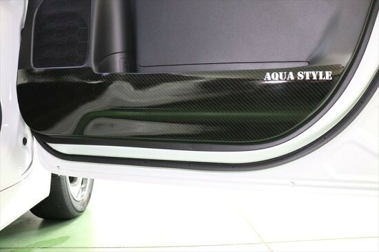 ■スペーシアカスタムMK54S専用　ドアパネル傷防止カーボンシート　フロント4点セット　AQUASTYLEロゴ入り ■足の当たるドアパネル部分へ貼り込みするAQUASTYLEロゴ入り傷防止のカーボンシート左右4点セットです。貼り込みやすさを重視して片側2分割で製作しました。パネル等を取り外しせずに貼り込み可能です。写真はグロスブラックカーボンシートのホワイトロゴを貼り込みしています。ロゴ無し商品はこちら ■令和5年12月登録車　グレード：HYBRID XS TURBO（全方位モニター付きメモリーナビゲーション・スズキコネクト対応通信機装着車）CVT フルタイム4WDで適合確認をしています。 ■貼り込みしやすいように車種別カット済みにて販売しています。 ■シートカラーはブラックカーボンシート、グロスブラックカーボンシート、AQUASTYLEロゴカラーはホワイト、レッド、ブルーからお選びください。 ■シートの粘着はブラックカーボンシートが一番強いので密着が悪いパネル等はブラックカーボンシートがおすすめです。こちらのパネルにはブラックカーボンシートがおススメです。 ■ロゴは通常使用では剥がれてしまう事はありませんが爪等でロゴを剥がそうとすれば剥がれてしまいますのでご注意下さい。 ■必ず写真と同じ形状か確認してご購入ください。 ■ご注文後のカットになり、カット後は変更、キャンセルが出来ませんのでご注意ください。 ■受注製作のため、発送までにお時間をいただきますがご了承ください。納期については配送予定欄、納期情報にてご案内しておりますのでご確認ください。 ■グロスブラックカーボンシートは発送までに3週間程度お時間をいただきます。 ■グロスブラックカーボンシートは10,500円（税別）がプラスになります。その料金はご購入手続き時の自動計算には反映されません。ご注文後、当店にて金額修正を行い、正しいご請求金額をお知らせ致します。