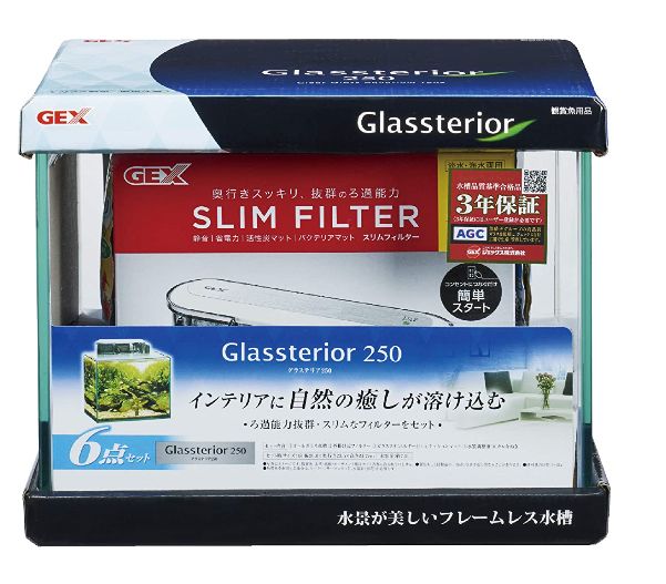 商品説明特長 小さなスペースで美しい レイアウトが楽しめる横幅25cmの水槽。 濾過器はスリムフィルターSを採用。 鏡面加工されたガラス断面は 輝きとともに接合の強度をアップさせます。 水容量 約7.5L セット内容 ガラス水槽、外掛け式フィルター、 ガラスフタ、フタ受けホルダー、 クッションマット、カルキぬき、 水質調整剤 対応商品 スリムマット各種 砂量目安 約1〜2kg セット時の重量 約12kg以上 ガラス厚 5mm サイズ 約幅25×奥行17×高さ21cm注意 モニターの発色の具合によって実際のものと色が異なる場合があります。