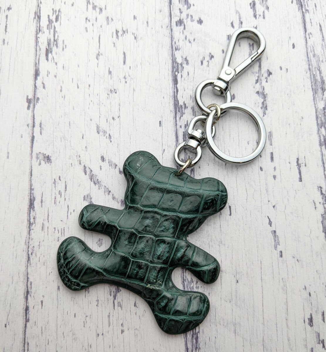 ありきたりな小物に飽きたあなたへ【幸運を呼ぶ癒しのグリーン】クロコダイル キーホルダー クマ 緑｜..