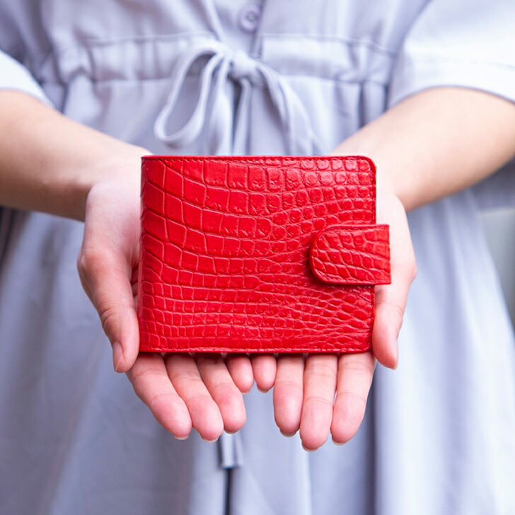 【小さい財布は妥協の証？】その常識を覆す、情熱の赤。本物クロコダイル革の二つ折り財布。ミニバッグに映える、自信をくれる一点物【偽物なら全額返金保証】高コスパも魅力。ギフト プレゼント ご褒美 記念日 一粒万倍 10000107