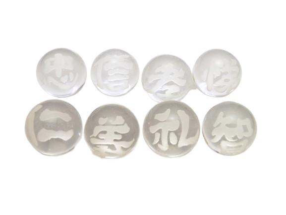 彫刻丸玉 水晶20mm 素彫り 里見八犬伝 各1個売り 台座別 プチギフト 転勤 退職 お礼 母の日 敬老の日 クリスマス ギフト / 天然石、パワーストーンの...