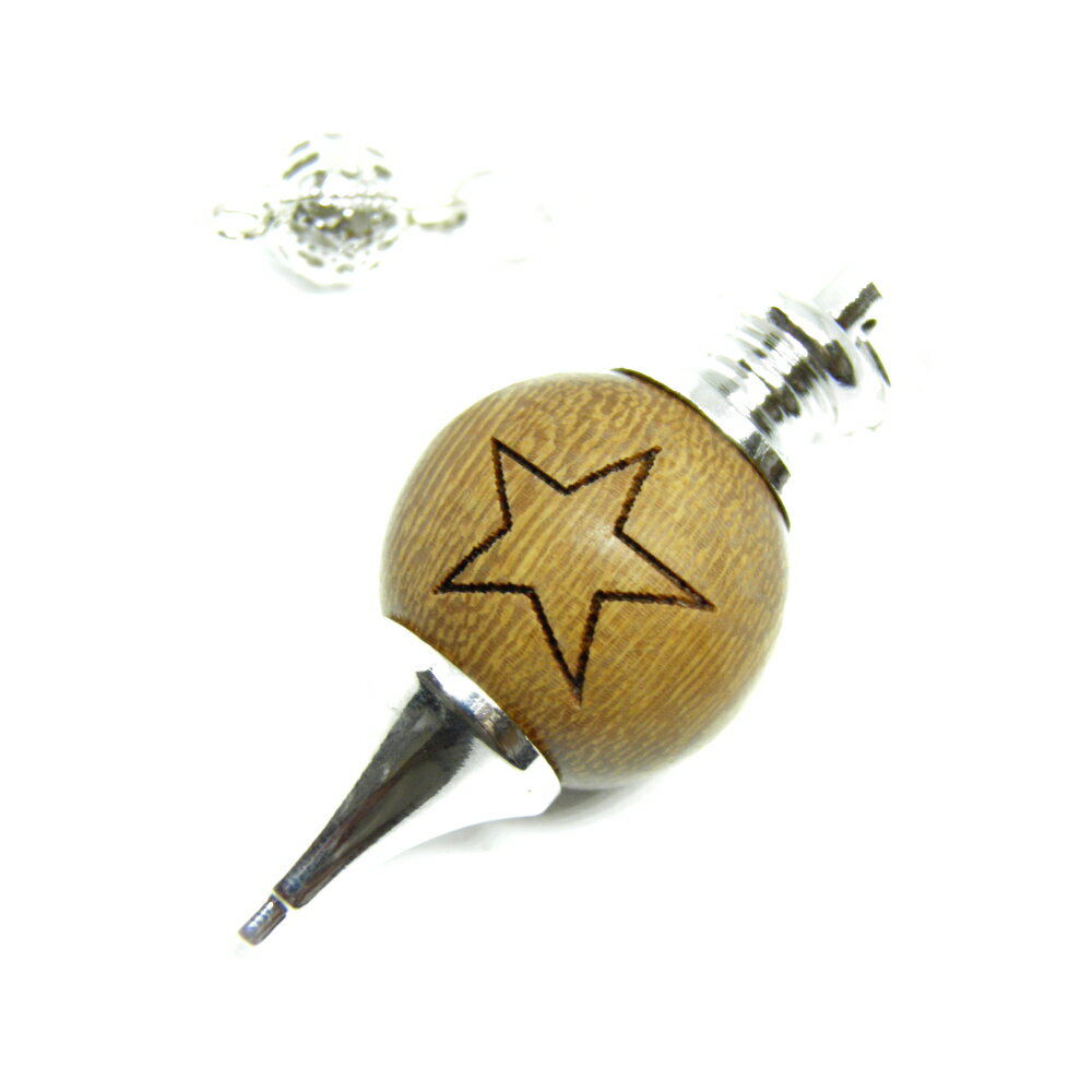 ■商品の内容 カカオ 大粒 星 線彫り ラウンドウッドビーズ 20mm玉 ペンデュラム カカオ 大粒 星 線彫り ラウンドウッドビーズ 20mm玉 ペンデュラムです。カカオの大粒ラウンドウッドビーズです。 ウッドビーズはその雰囲気と軽さで人気のある素材です。 こちらはハッキリとした木目模様の美しいお品です。 ■素材・サイズ 素　材：合金、カカオサイズ：全長：約21cm前後 商品概要：天然石 インペリアルオーラでは、国内・海外で買い付けした天然石、パワーストーンのブレスレットやペンデュラムなどを販売しております。自分用、創作用、制作用、手作り、ハンドメイドなどに便利な単体での販売から、おしゃれ、かわいい、シンプルで普段使いにも使えるアクセサリー、ファッション小物、メンズ(男性用)、レディース(女性用)、インテリアのアクセント、プレゼントやギフト、プチギフト、母の日、父の日、敬老の日、お誕生日、クリスマスプレゼントなど、ちょっとしたプレゼントにもぴったりなアイテムを取り揃えています。この機会に、ぜひお買い物をお楽しみください。