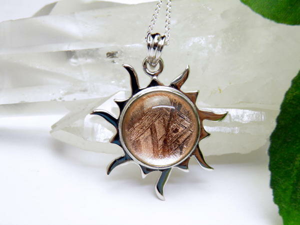 高級1点物 【ペンダントトップ】ギベオン(ピンクゴールド) 太陽型 現品 ネックレスチェーン・ケース付き 送料無料 ナミビア産 天然石 パワーストーン プチギフト 転勤 退職 お礼 母の日 敬老の日 ギフト