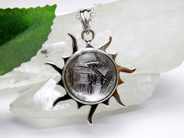 高級1点物 【ペンダントトップ】ギベオン(シルバー) 太陽型 現品 ネックレスチェーン・ケース付き 送料無料 ナミビア産 天然石 パワーストーン プチギフト 転...