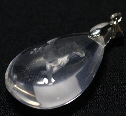 【ペンダントトップ】馬 裏彫り 天然水晶 (3A) しずく型 天然石 風水 パワーストーン プチギフト 転勤 退職 お礼 母の日 敬老の日 ギフト / インペリアルオーラ おしゃれ かわいい オシャレ 可愛い プレゼント ギフト 贈り物
