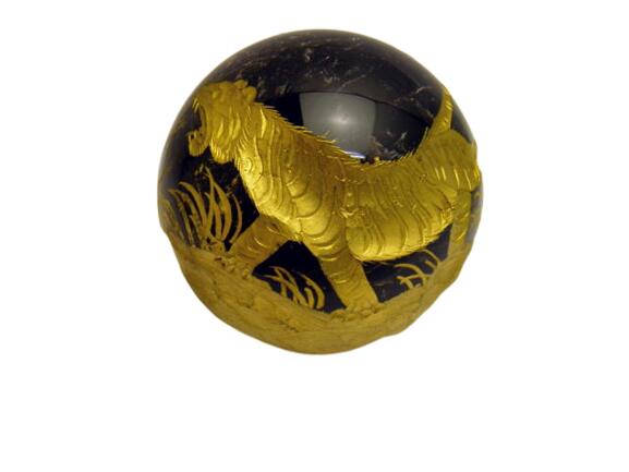 手彫り虎 丸玉 金彫り (モリオン) 黒水晶 60mm 飾り台付き 現品 送料無料 ...