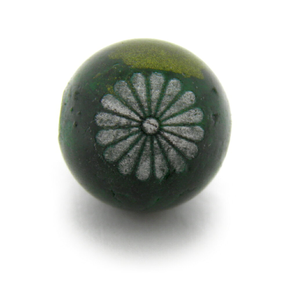 ■商品の内容 菊花紋章 ジェード (ゴールドライン入り) グリーン 10mm 素彫り【穴あり一粒売りビーズ】パワーストーン 菊花紋を彫刻したビーズです。鎌倉時代の始めに後鳥羽上皇が菊を熱愛し、いまや天皇家を象徴する花となりました。また、古代中国で菊は延命長寿もの薬ともされていました。万葉集の時代から、堅く変わらない絆を象徴する縁起物とされており「もめごとを解きほぐす」という意味合いがこめらえていると伝えられています。 ■素材・サイズ 素　材：ジェードサイズ：10mm一粒【ホールサイズ】・1.0mm 内祝い・お返し 出産内祝い 結婚内祝い 新築内祝い 快気祝い 入学内祝い 結納返し 香典返し 引き出物 結婚式 引出物 法事 引出物　お礼 謝礼 御礼 お祝い返し お祝い 成人祝い 卒業祝い 結婚祝い 出産祝い 誕生祝い 初節句祝い 入学祝い 就職祝い 新築祝い 開店祝い 移転祝い 退職祝い 還暦祝い 古希祝い 喜寿祝い 米寿祝い 退院祝い 昇進祝い 栄転祝い 叙勲祝い こんな方への贈り物に・・ お父さん お母さん 兄弟 姉妹 子供 おばあちゃん おじいちゃん 奥さん 彼女 旦那さん 彼氏 先生 職場 先輩 後輩 同僚 法人向け プレゼント お土産 手土産 プチギフト お見舞 ご挨拶 引越しの挨拶 誕生日 バースデー お取り寄せ 開店祝い 開業祝い 周年記念 記念品 お茶請け 菓子折り おもたせ 贈答品 挨拶回り 定年退職 転勤 来客 ご来場プレゼント ご成約記念 表彰 季節のご挨拶 御正月 お正月 御年賀 お年賀 御年始 母の日 父の日 初盆 お盆 御中元 お中元 お彼岸 残暑御見舞 残暑見舞い 敬老の日 寒中お見舞 クリスマス バレンタイン お歳暮 御歳暮 春夏秋冬 季節のギフト 1月 お年賀 正月 成人の日 2月 節分 旧正月 バレンタインデー 3月 ひな祭り ホワイトデー 春分の日 卒業 卒園 お花見 春休み 4月 イースター 入学 就職 入社 新生活 新年度 春の行楽 5月 ゴールデンウィーク こどもの日 母の日 6月 父の日 7月 七夕 お中元 暑中見舞 8月 夏休み 残暑見舞い お盆 帰省 9月 敬老の日 シルバーウィーク 10月 孫の日 運動会 学園祭 ブライダル ハロウィン 11月 七五三 勤労感謝の日 12月 お歳暮 クリスマス 大晦日 冬休み 寒中見舞い お急ぎ ノベルティにおススメです。 商品概要：天然石 インペリアルオーラでは、国内・海外で買い付けした天然石、原石、隕石、ポイント、クラスター、、ヒーリングストーン、丸玉、置物、化石、マッサージ棒、クリスタルチューナー、ホワイトセージ・パロサント、誕生石、天然石（ビーズ）、木製ビーズ、彫刻ビーズ、彫刻パーツ、梵字、ご本尊、四神獣、開運文字・模様・神様、般若心経、九字真言、十二支、龍、白蛇、天珠、七福神・十福神、戦国武将、スポーツ・八咫烏、天使モチーフ、十二星座、花・植物ビーズ、天然石ツリー、開運カード（護符）、開運財布、開運インテリア、開運アート、開運グッズ、扇子、チベット密教法具、ハンドメイド・手づくり、チャーム（パーツ）、副資材、パワーストーンのブレスレット（バングル）やネックレス、ペンダント、勾玉、アンクレット、念珠（数珠）、ボサ玉、ストラップ（キーホルダー）、ピアス（イヤリング）、リング（指輪）、シルバー925・ステンレスアクセサリー、サンキャッチャー、ブローチ、コサージュ、ポーチ（巾着袋）ペンデュラムなどの占い・開運・風水・パワーストーン・パワーストーンアクセサリー、オリジナル商品等、時計工具、ジュエリー・腕時計・ケア・修理用品・電池・工具を販売しております。自分用、創作用、制作用、手作り、ハンドメイドなどに便利な単体での販売から、おしゃれ、かわいい、シンプルで普段使いにも使えるアクセサリー、ファッション小物、メンズ(男性用)、レディース(女性用)、インテリアのアクセント、プレゼントやギフト、プチギフト、自分用のご褒美、母の日、父の日、敬老の日、お誕生日、クリスマスプレゼントなど、ちょっとしたプレゼントにもぴったりなアイテムを取り揃えています。この機会に、ぜひお買い物をお楽しみください。