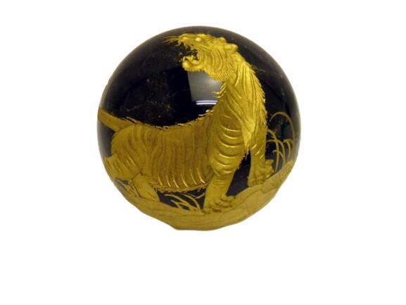 手彫り虎 丸玉 金彫り (モリオン) 黒水晶 62mm 飾り台付き 現品 送料無料 プチギフト 転勤 退職 お礼 母の日 敬老の日 クリスマス ギフト