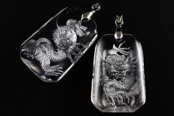 選べる3種類 龍彫りペンダントトップ 台形裏彫り 水晶 金龍 銀龍 白龍 高級 1個売り 送料無料 プチギフト 転勤 退職 お礼 母の日 敬老の日 ギフト / 天然石、パワーストーンの専門店インペリアルオーラ おしゃれ かわいい オシャレ 可愛い プレゼント ギフト 贈り物