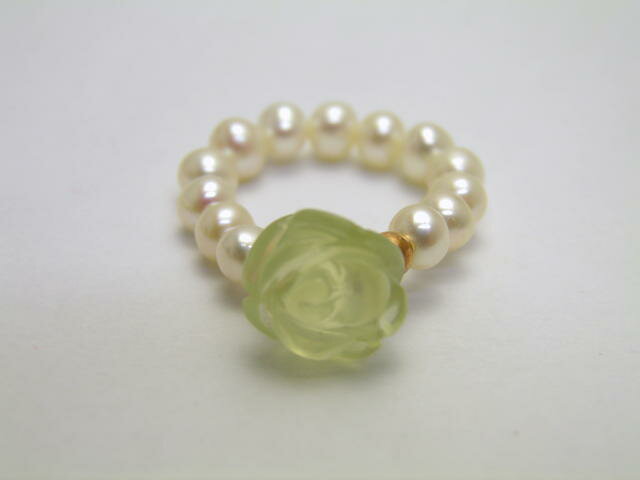 ニュージェードと淡水パールの薔薇リング・指輪 立体バラ彫刻と真珠使用の天然石パワーストーンリング プチギフト 転勤 退職 お礼 母の日 敬老の日 クリスマス ギフト / インペリアルオーラ おしゃれ かわいい オシャレ 可愛い プレゼント ギフト 贈り物