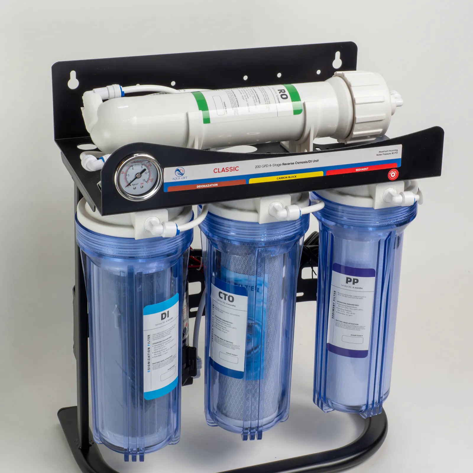 商品名 苔いじめ RO+DI浄水器クロノス 純水生産1日600L（加圧ポンプ付き） ■こんな方に ・換水のたびに、ショップやホームセンターへ水を買いに走っている ・コケ対策を「生えてから取る」ではなく「水づくり」から始めたい ・リーフ水槽・海水水槽の人工海水を、TDSを確かめた純水で作りたい ・加圧ポンプやTDS計を、後からひとつずつ買い足したくない ■この商品でできること 自宅の蛇口から、水槽用の純水を作る4段式RO+DI浄水器です。名前は「苔いじめ」。水道水をそのまま使わず、RO膜とDI樹脂で仕上げた純水から水づくりを始める――コケに栄養を「持ち込まない」側から攻める、という発想の名前です。 できた純水には、人工海水の素や淡水用ミネラルなど「自分が選んだもの」だけを足して仕上げます。水槽に入る水を自分で設計したい人のための道具です。 ■特徴1 加圧ポンプ・圧力計・TDS計まで、最初から全部入り RO浄水器でよくある悩みが「水圧が足りない」「あれもこれも別売り」。クロノスは24VDCの加圧ポンプを本体に搭載し、圧力計とデジタルTDS表示（DI後の製品水を測定）まで組み込み済み。届いたら、付属のチューブ・接続部品で配管して使い始める一体型です。 ■特徴2 4段構成＋DI仕上げ。「いま出ている水」を数字で確認 5μmセディメント→カーボン→RO膜→DI樹脂の4段。ROで大づかみに除き、DIで仕上げる、リーフ水槽で定番の構成です。TDS表示はDI仕上げ後の製品水を測るので、いま容器にたまっていく水の状態を数字で確かめながら使えます。 ■特徴3 透明ハウジングで、フィルターの状態が見える 前処理フィルターとDI樹脂は透明ハウジング入り。セディメントの汚れ方が外から見えるので、交換のタイミングを日数ではなく実物の状態で判断できます。DI樹脂は、TDS表示の変化を交換判断の手掛かりにできます。 ■使い方 1. 蛇口・電源・製品水をためる容器・排水先を用意して配管します（運転中は排水が出ます） 2. 運転し、圧力計とTDS表示で状態を確認します。使いはじめは、TDS表示が落ち着いてからの水をお使いください 3. できた純水に人工海水の素などを溶かして使います。換水の直前ではなく、必要量を前もってためておく使い方がおすすめです ■仕様 ・販売名：苔いじめ RO+DI浄水器クロノス 純水生産1日600L（加圧ポンプ付き） ・処理構成：4段RO+DI（5μm PPセディメント／5μm CTOカーボン／ROメンブレン 公称200GPD／DI樹脂） ・加圧ポンプ：24VDC ダイヤフラム式（本体搭載） ・確認機器：圧力計／TDS表示部（測定はDI後の製品水） ・ハウジング：透明3本＋上部RO ・最大給水圧：80PSI（約0.55MPa・本体ラベル表記） ・付属品：本体・4種フィルター・電源・チューブ・接続部品（写真の品をすべて同梱） ・保証：購入日から90日（本体・ポンプが対象） ■ご購入前にご確認ください ・アクアリウム用です（飲用目的の製品ではありません） ・水道水でのご使用を想定しています。井戸水など水道水以外でお使いの場合は、ご購入前にご相談ください ・運転中は排水が出る構成です。排水先の確保が必要です ・フィルター・RO膜・DI樹脂は消耗品です。交換の目安は原水や使用状況で変わります ・蛇口まわりの取り付けは、ご家庭の水栓の形に合わせてご準備ください ・淡水の生体に使う場合は、純水をそのまま使わず、飼育対象に合わせてミネラル等を調整してください ・造水量やTDSは、給水圧・水温・原水・消耗品の状態で変わります。公称200GPDと販売名の1日600Lは製品上の表記で、実使用時の値を保証するものではありません