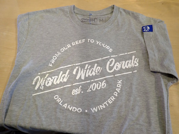 次回入荷は未定となっております。 WorldWideCoralsのT-shirtです。 こちらの商品はXLサイズとなります。 画像のスタッフ着用サイズはMサイズです。身長は175cmです。 ※ご覧のモニターやスマートフォンの画質等により、実際の色合いと見え方が異なる場合がございます。 ホビー商品という点ご了承ください。 商品キーワード：海水用品 アパレル Tシャツ Aqua Tailors アクアテイラーズアメリカのGoldenbasketreefから輸入しました正規輸入品です。