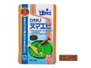 生きた「ひかり菌」の力で水を汚さない ヤマトヌマエビ、ミナミヌマエビ、スジエビにも。小さなエビが1匹1粒ずつ持ちやすい形の専用飼料。 ・植物食傾向の強いヤマトヌマエビ、ミナミヌマエビ、 　肉食傾向の強いスジエビ、テナガエビなどすべての淡水エビに適しています。 ・かじる様にエサを食べるエビの習性を考慮し、食べ終わるまでエサが散らばらず水を汚さない物性です。 ・休眠状態で配合した善玉菌（ひかり菌）がエビの体内で活性化し、 　腸内バランスを保ち、フンとともに排泄されてフンの分解を促進。水の汚れをおさえます。 ・エビの健康に配慮したバランスの良い配合により、このエサだけで健全に飼育することができます。 ・水槽内の狙った場所に沈ませることができ、エビがそれぞれ1粒ずつ持って食べやすいスティック状です。 ・与え方 　1日に1〜2回、食べきる量を与えてください。水温や水質によって食べる量は変わります。 ・使用原料 　フィッシュミール、小麦粉、かしこ、大豆ミール、ビール酵母、小麦胚芽、魚油、とうもろこし、海藻粉末、 　米ぬか、アミノ酸(メチオニン)、ガーリック、茶葉、生菌剤、カロチノイド、 　ビタミン類(塩化コリン,E,C,イノシトール,B5,B2,A,B1,B6,B3,葉酸,D3,ビオチン,B12)、ミネラル類(P,Ca,食塩,Fe,Mg,Zn,Mn,Cu,I) 商品キーワード：エサ シュリンプ用 ヤマトヌマエビ ミナミヌマエビ スジエビ キョーリンメーカー：キョーリン