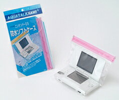 AQUATALK 対応機種 NINTENDO DS●本製品はニンテンドーDS専用です。他の機種にはそれぞれの対応製品をお選びください。 カラー 6色よりお選びください。・ピンク・オレンジ・イエロー・グリーン・ブルー・シルバー 防水ケースサイズ 187mm×202mm 材　質 （本体）ナイロン/ポリエチレン/PET（金具）真ちゅう（ループ）ポリエステル 付属品 吊下げループ※NINTENDO DS本体は付属していません。 特　長 ● ニンテンドーDSを水や汚れから守り、　アウトドアやバスルームでも快適プレイ。● ［サイドポケット］構造でL・Rボタンの操作も　簡単。● チャック部分が広く出し入れしやすいワイド　設計。● 操作性・通音性を重視した柔軟性の高い薄型多層　フィルム採用。● タッチスクリーンやワイヤレス通信もOK!● 主要操作部分はケースフィルムを保護するクリア　シートでコーティング。 ご注意 ●本製品はニンテンドーDS専用です。 ●本製品は日常生活水です。水圧によって浸水する恐れがありますので、水中でのご利用は避けてください。 ●チャックの間に異物がはさまりますと浸水の原因となりますのでご注意ください。 ●防水ケース収納時はゲーム機のマイクの感度が低下することがあります。 ●本製品にゲーム機を収納した状態でボリュームスイッチを操作しないでください。 ●本体のフィルムは、通常の使用におきましても度重なる摩擦により疲労し、破損することがあります。また、突起物による突き刺しや落下による衝撃でフィルムが破損することがあります。破損した場合は防水機能がなくなりますので、速やかに使用を中止し、新しいものを使用してください。 ●本製品はDS本体及び本体に内蔵できるソフトウェアのみを収納できるサイズ設計となっておりますので、ストラップやヘッドフォン等の付属品を外部に装着した状態ではご利用いただけません。 ●ゲーム機を防水ケースから取り出すときは、入り口部分に付着している水や汚れにご注意ください。 ●幼児の手の届かない所に保管してください。 ●本製品は、ゲーム機を熱から守る事はできません。また、本製品の変質の原因ともなりますので、直射日光のあたる場所や高温になる場所ではご使用にならないでください。 ●本製品の使用時に生じた、ゲーム機本体、ソフトウェアの損傷につきましては一切責任を負いかねますのでご了承ください。 ●本製品は石崎資材株式会社のオリジナル製品であり、任天堂株式会社のライセンス製品ではありません。“ニンテンドーDS”は任天堂株式会社の登録商標です。 ●“AQUATALK”は石崎資材株式会社の登録商標です。 備　考おかげさまで『アクアトーク　ゲームプラス』が大好評いただき【ニンテンドーDS　周辺機器】に★☆★ランクイン！！連続更新中★☆★携帯電話防水ソフトケースのアクアトークが、ニンテンドーDS用の防水ケースを新開発しました！もちろんアクアトークはいれたまま使えます。〜お待たせしました！〜ご要望にお応えして、ついにニンテンドーDS用アクアトークの登場です！アクアトーク　ゲームプラス　for NINTENDO DS● ニンテンドーDSを水や汚れから守り、アウトドアやバスルームでも　快適プレイ。● ［サイドポケット］構造でL・Rボタンの操作も簡単。● チャック部分が広く出し入れしやすいワイド設計。● 操作性・通音性を重視した柔軟性の高い薄型多層フィルム採用。● タッチスクリーンやワイヤレス通信もOK!● 主要操作部分はケースフィルムを保護するクリアシートでコーティング。【特長1】サイドポケット　　　折りたたみ型携帯電話用防水ケースの技術を応用した、サイドポケット機能により、　ニンテンドーDSのL・Rボタンがスムーズに操作できます。【特長2】防水ダブルチャック　　高い防水性を供えた安心のダブル構造です。　アクアトークの防水性は、長期高密封の布団圧縮袋の生産で培われた　当社独自の密封技術が活かされています。【特長3】ソフトクリアーフィルム　　　「耐久性」「操作性」「通音性」「透明性」をバランス良く兼ね備えた当社オリジナルフィルムです。　収納したまま通話できることが求められる携帯電話用防水ケースで培われたフィルム技術が　活かされています。【特長4】クリアシートコーティング　　　防水ケースの耐久性をアップさせる為に、主要操作部分をクリアシートでコーティングしています。　コーティング部分のフィルムは総圧175ミクロンのタフな4層ラミネート構成になっています。 アクアトーク活用法！ 【バスルーム編】 ● 『脳を鍛える大人のDSトレーニング』『DS英語、TOEIC　TEST』といったトレーニングソフトも、ちょっとした入浴時間を利用すれば簡単に日課にすることができます。 ● 長時間の半身浴でも『ドラゴンクエスト』、『おいでよどうぶつの森』、『リズム天国』、 『ぷよぷよ』といったいつも遊んでいる　楽しいソフトを一緒に持ち込めば、入浴タイムを楽しく過ごせます。 【キッチン編】 ● 『しゃべる！DSお料理ナビ』を水に濡れやすいキッチンでご利用される時は、 アクアトークに収納しておくと安心です。 【アウトドア編】 ● アクアトークに収納したままでも通信プレイはそのまま使えるので、 アウトドアに持ち出して友達と集まる時でも安心です。