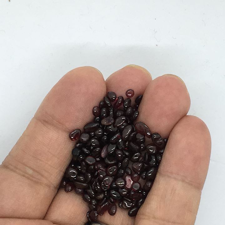 【再起動セール】ガーネットさざれ石　100g（Aタイプ） 天然石　Garnet Chips 穴なし/色石・カラードストーン・デコ素材・デコパーツにも[セドナの魔法]