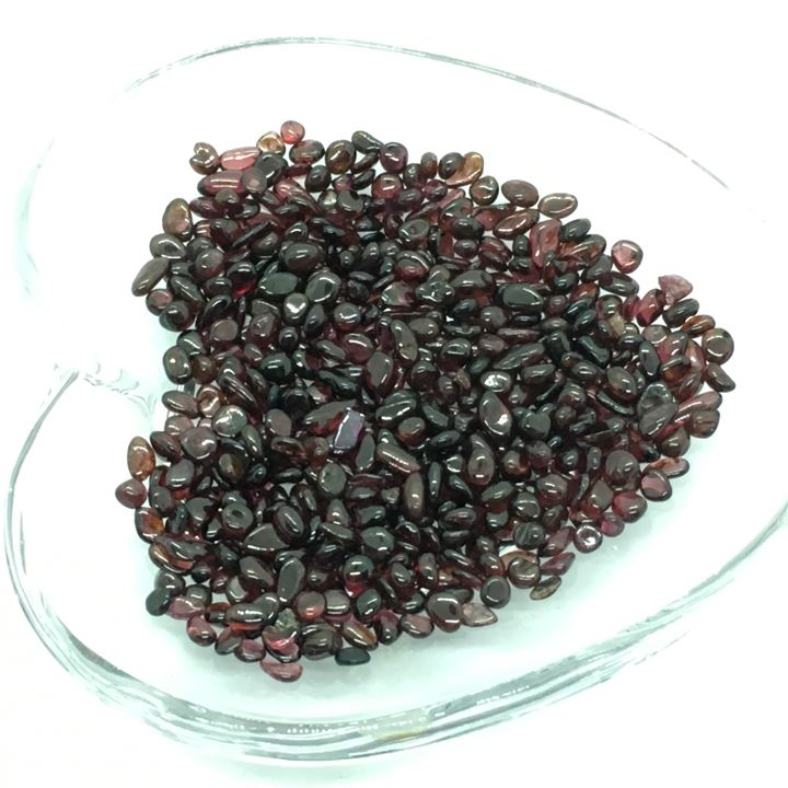 【再起動セール】ガーネットさざれ石　100g（Aタイプ） 天然石　Garnet Chips 穴なし/色石・カラードストーン・デコ素材・デコパーツにも[セドナの魔法]