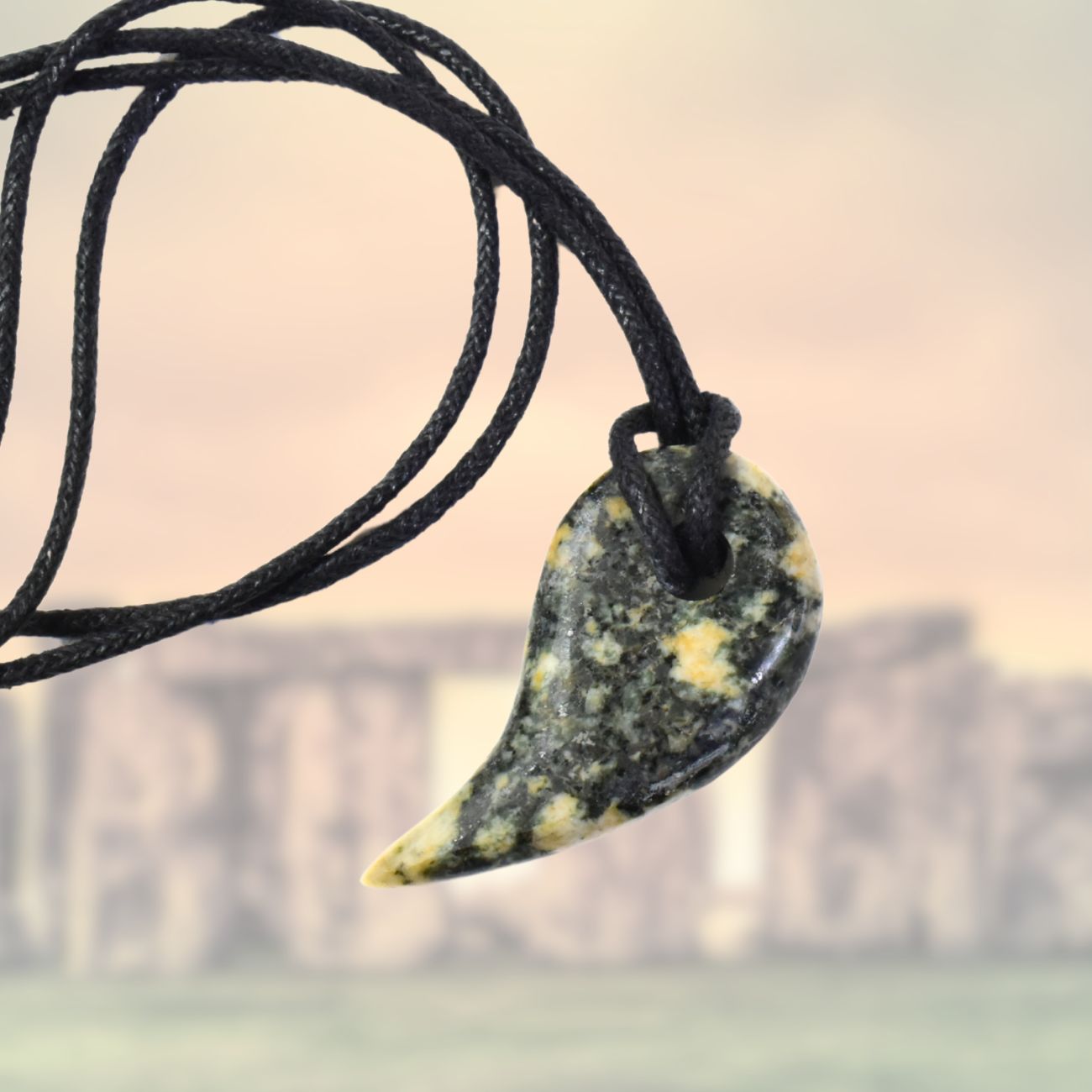 【希少】プレセリブルーストーン 勾玉 ペンダント トップ ウェールズ プレセリ丘陵産 天然石 ストーンヘンジ 癒しの石 アーティファクト 原始 勾玉 幸運 お守り 1点物[クーポン]