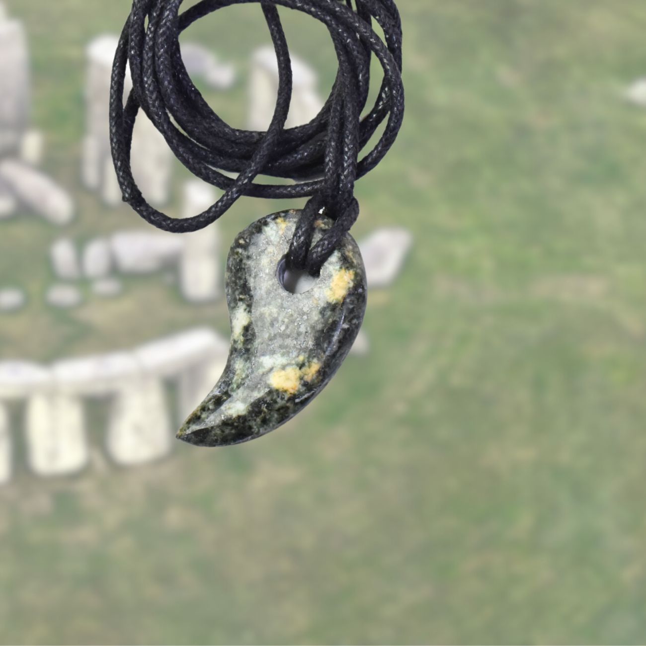 【希少】プレセリブルーストーン 勾玉 ペンダント トップ ウェールズ プレセリ丘陵産 天然石 ストーンヘンジ 癒しの石 アーティファクト 原始 勾玉 幸運 お守り 1点物[クーポン]