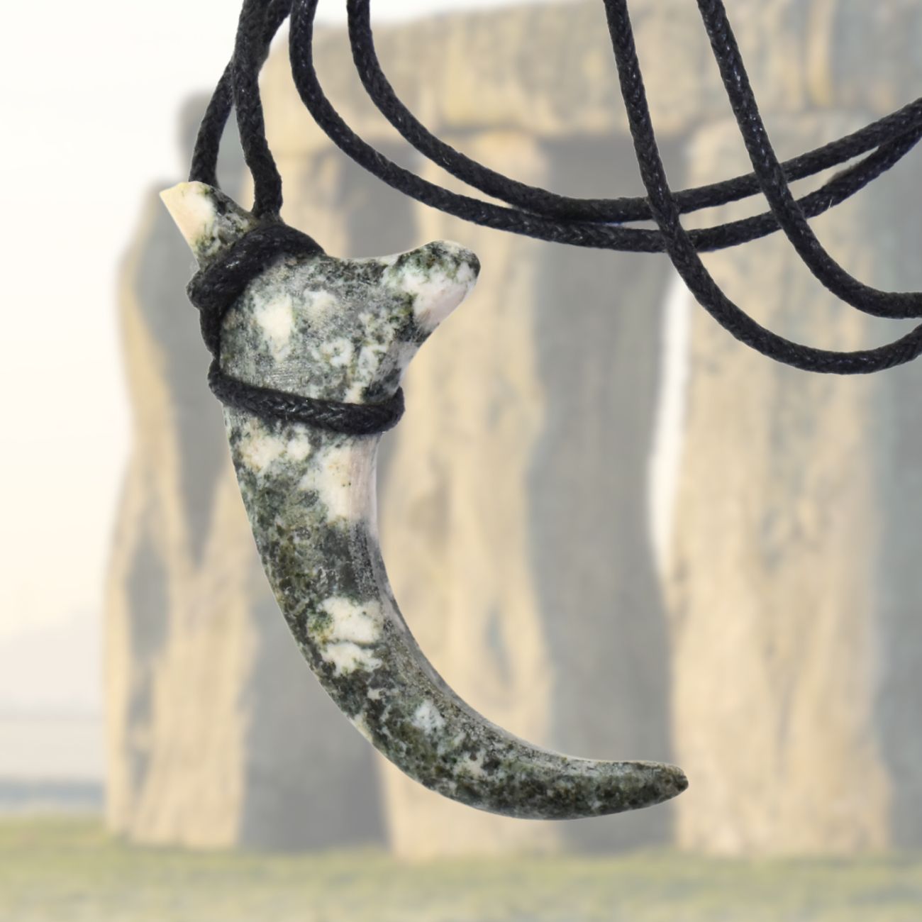 【聖地の護符】プレセリブルーストーン ペンダントトップ 牙 爪 型 ストーンヘンジの石 ウェールズ産 5000年の守護 天然石 パワーストーン 原始 牙 お守り 1点物 ワイルド 歴史 ギフト DIY アクセサリー作り[クーポン]