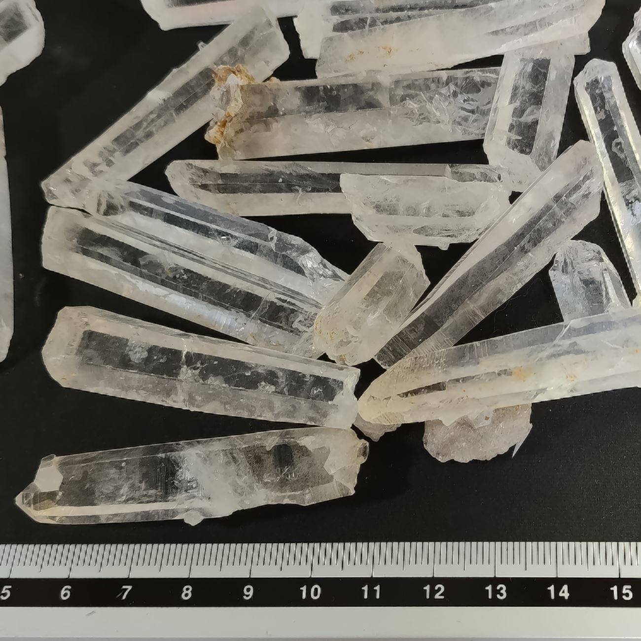商品名 訳あり 水晶ポイント 現品限り こんな人／こんな時に きれいな水晶ポイントが欲しいけれど、飾るための完璧な形までは求めていない。 そんな時に選びやすい、訳ありの天然水晶ポイントです。 当店の通常基準では販売しない、先端に大きな欠けや破損があるため、装飾用としてはB級品です。 そのぶん、土地の四隅に埋める、玄関やお部屋の縁起物にする、盛り塩代わりのように置くなど、見た目の完璧さより使い道を重視する方に向いています。 透明感はそこそこあります。 光が当たると水晶らしいすっきりした表情が出るので、気軽に使える天然石を探していた方には、ちょうど良い一点です。 ここがポイント － 先端に欠けや破損がある訳あり水晶ポイントです。 － 装飾用のきれいなポイントではなく、実用寄りの天然石としておすすめです。 － 土地、玄関、お部屋まわりの縁起物として使いやすいです。 － 透明感があるため、ガラス容器に入れると見た目を楽しめます。 － 現品限りの1点ものなので、同じ形の再入荷はありません。 欠けを隠して売るのではなく、使い道を決めて選べる水晶です。 先端の美しさを楽しむ水晶ではなく、置く、埋める、空間づくりに使う水晶として考えると、無駄なく活かせます。 使い方 土地の四隅に埋めて、家まわりの縁起物として。 玄関、窓辺、トイレ、洗面所など、気になる場所の小さな置き石として。 盛り塩のように、気分を切り替えたい場所に置く天然石として。 ガラス容器に入れて、水晶の透明感を楽しむインテリアとして。 水槽に入れる場合は、必ずよく洗い、魚や水草の様子を見ながら少量からお試しください。 鉄分のような付着物がある場合は、水槽ではなく観賞用としてのご使用をおすすめします。 規格・サイズ・材質 商品：天然水晶ポイント 状態：訳あり品、先端部に大きな欠け、破損あり 品質：装飾用としてはB級品 販売形態：現品限りの1点もの 素材：天然水晶 サイズ：画像の定規をご確認ください 注意：天然石のため、クラック、白濁、付着物、細かな欠けが見られます お買い物の前に（備考） この商品は、訳ありの水晶ポイント、天然水晶の原石、土地の四隅に埋める水晶、玄関に置く縁起物をお探しの方に選ばれています。 きれいな先端の水晶ポイントをお探しの方向けではありません。 欠けや破損をご了承のうえ、見た目の完璧さより使い道を重視してお選びください。 ガラス容器に入れてインテリアにしたり、盛り塩代わりのように置いたり、水槽まわりの飾り石として考えたり、工夫次第で使える天然石です。 天然石のため、同じ形、同じ透明感のものはありません。 現品限りのため、画像をよくご確認のうえご検討ください。 訳あり 水晶ポイント,天然水晶,水晶 原石,土地 四隅 水晶,玄関 縁起物,盛り塩 代わり,水槽 インテリア 広告文責 〒411-0902 静岡県駿東郡清水町玉川142-2-106 福ネット株式会社 TEL 055-928-5072(水・日・祝祭日休み）