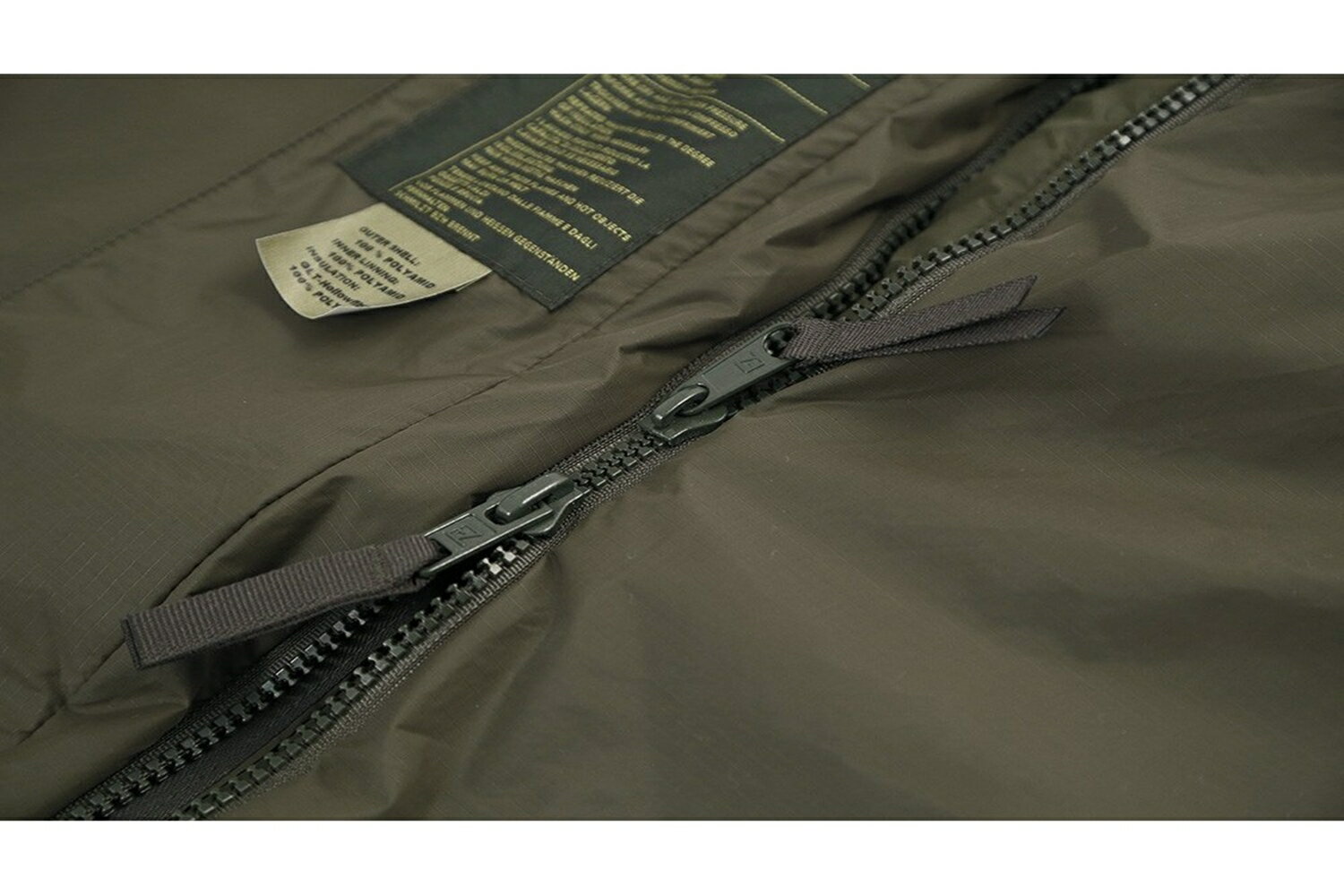 世界の冒険家も使用しているシュラフ Carinthia カリンシア Defence 1 Top Made in Europe マミー型 寝袋 キャンプ用品 アウトドア用品 登山 防災用 車内泊通販格安セール情報 楽天 通販