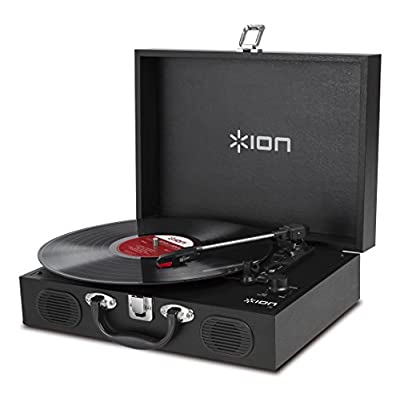 ION Audio ポータブルレコードプレーヤー スーツケース型 スピーカー内蔵持ち運び 電池でも稼働 Vinyl Transport 黒ブランドION Audio(アイオンオーディオ)色ブラックモデルVinyl Journey Black商品説明スーツケース型の持ち運びができるレコードプレイヤー、スピーカー搭載でこれ一台でレコードが楽しめる単三電池稼働またはACアダプターで稼働、外に持ち出す、使わない時は収納したい方におすすめお手持ちのコンポなどに接続可能な標準的なRCA出力端子、ヘッドホン出力端子搭載曲のジャンルやお好みに応じて、ターンテーブルの再生速度を選べる(33-1/3、45、78回転対応)レコードの終わりに再生が自動停止するオートストップ機能サイズ:約349 x 114 x 254 mm(W x H x D) 重量:約2.8kgVinyl Transportは、どこか懐かしいレトロなデザインのスーツケース型レコードプレーヤーです。あなたの好きな場所どこへでも持ち運びができ、お気に入りのレコードが楽しめます。