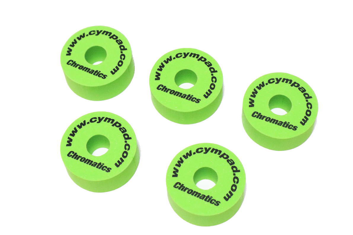 スイス生まれの新型シンバルワッシャー &シンバルミュートです。 従来のシンバルワッシャーの素材であるフェルトに代えて発泡ポリウレタンを使用することにより、シンバルが本来持っているサウンドパフォーマンスを最大限に引き出すと同時に、抜群の耐久性も実現します。 店長より・・・ プロミュージシャンのライブやレコーディングスタジオなどでも用いられる、シンバルの音が良くなるアイテムです。 一般的に、スタンドにシンバルを立てる際には、フェルトとフェルトの間にシンバルを挟むように取り付けします。 実際にシンバルが接地する部分はフェルトになりますが、フェルト素材は若干ミュートを掛ける効果がありますので、シンバルの鳴りやサスティーンが軽減されます。 シンバル本来の鳴りを最大限に発揮出来るように開発されてた このシンバルワッシャーに替える事により、抜けが良く・音量・サスティーンの向上や、強弱を付けた繊細なタッチ感をシンバルに伝え表現力豊かな演奏が可能になります。 上下で使用する場合に、強く締めるとミュートの効果出ますので、嫌な鳴りや余分なサスティーンを抑える事も出来ます。 また、シンバルの動きも良くなり上手く力を逃がす事が出来ますので、シンバンが割れにくくなります。 シンバルの下のみで使用される方や上下に使用される方、使用方法はドラマーが色々試してみてベストなシンバルセッティングを行ってみてください。 実際に使用しているドラマーに訊くと、安価なアイテムだが一度使うと手放せないと言っておりました。 カラーも色々とありますので、ドラムの個性を出す事も出来ます。 ◆カラー：グリーン ◆素材：発泡ポリウレタン ◆数量：5個入り ◆サイズ：40mm x 15mm 【送料込み価格】 ■発送は、郵便局のゆうパケット（メール便）にてお送りします。 発送後、数日中に郵便受けに投函されます。 ※日時指定は出来ません。